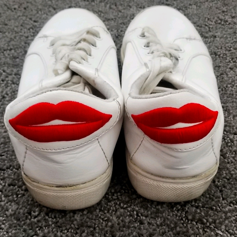 Betsy Johnson kiss lip sneakers